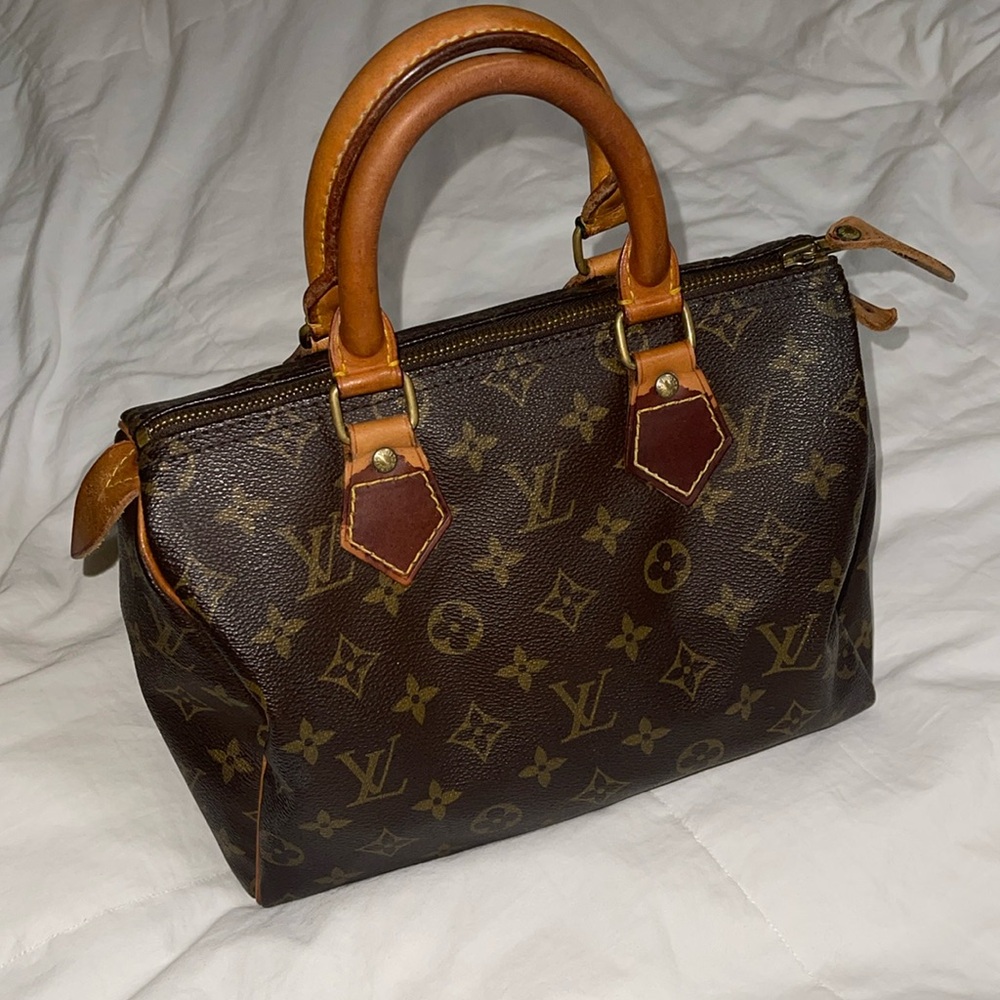 Louis Vuitton Speedy Monogram.Very Good Conditionphotos showing condition of bag